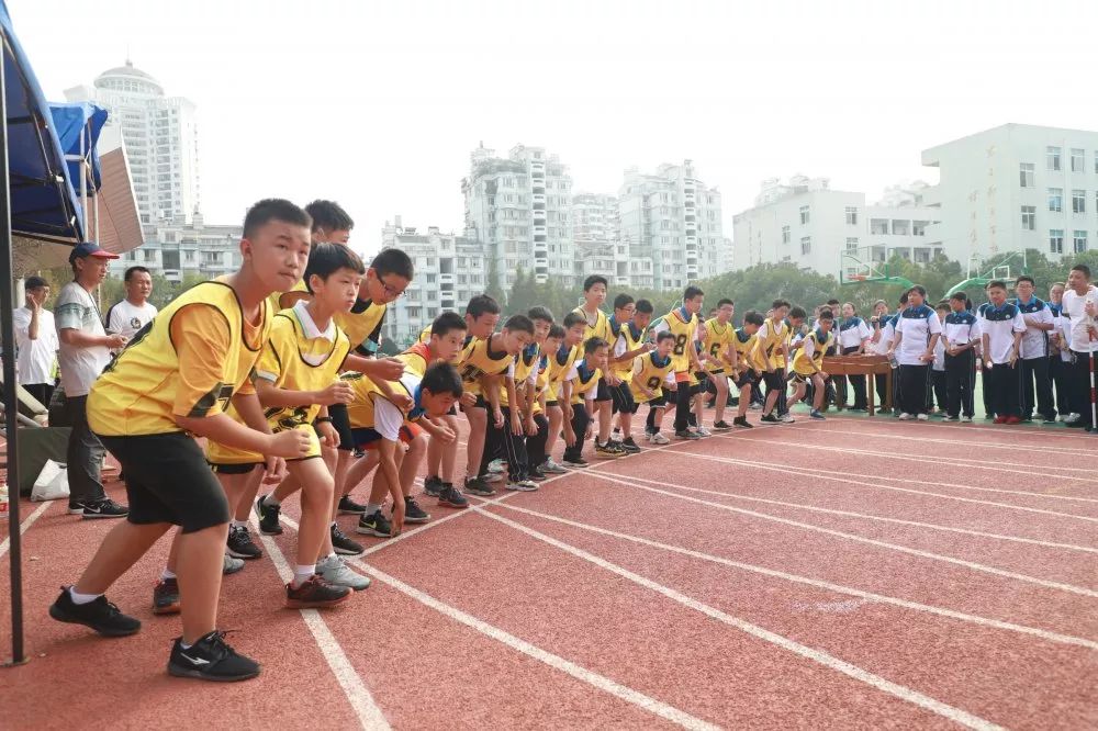 燃起来,我的青春赛场 一一瓯北五中第20届田径运动会_国旗护卫队