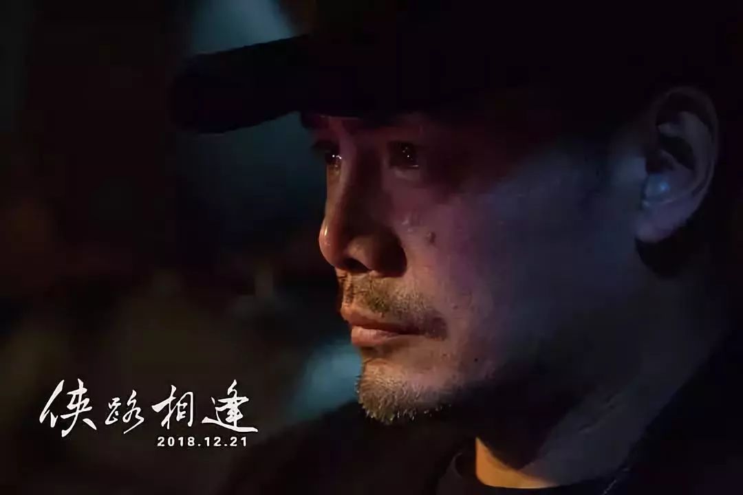 姜武则是文物大盗, 两人狭路相逢, 却不料命运突转 因为20年前的一起