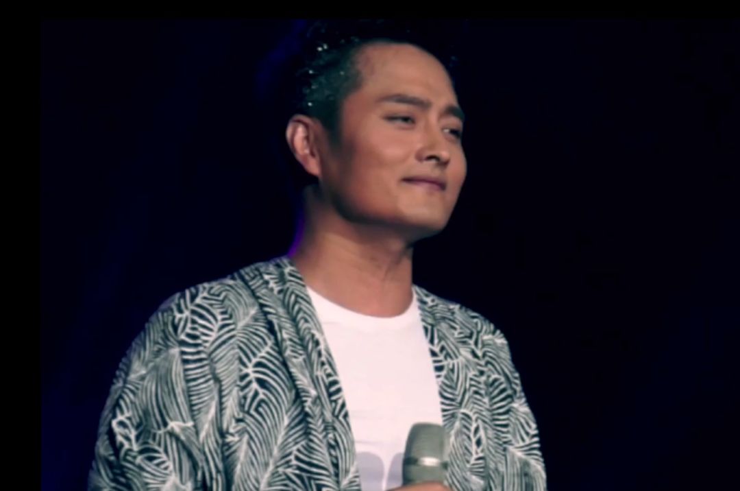 云飞演唱会上深情演绎《岩缝里盛开的花》,太