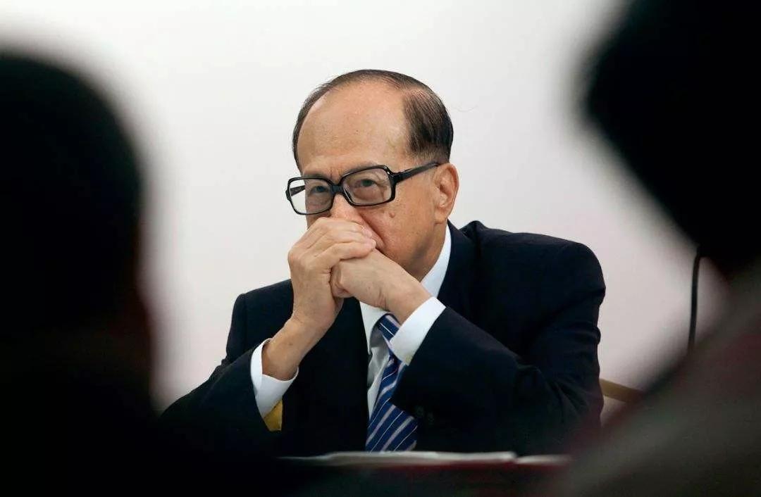 李嘉诚又跑了!回顾这位华人首富从超人到奸商