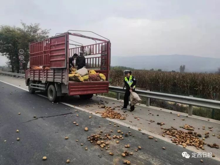 马铃薯货车侧翻高速路 临洮交警变身"搬运哥"