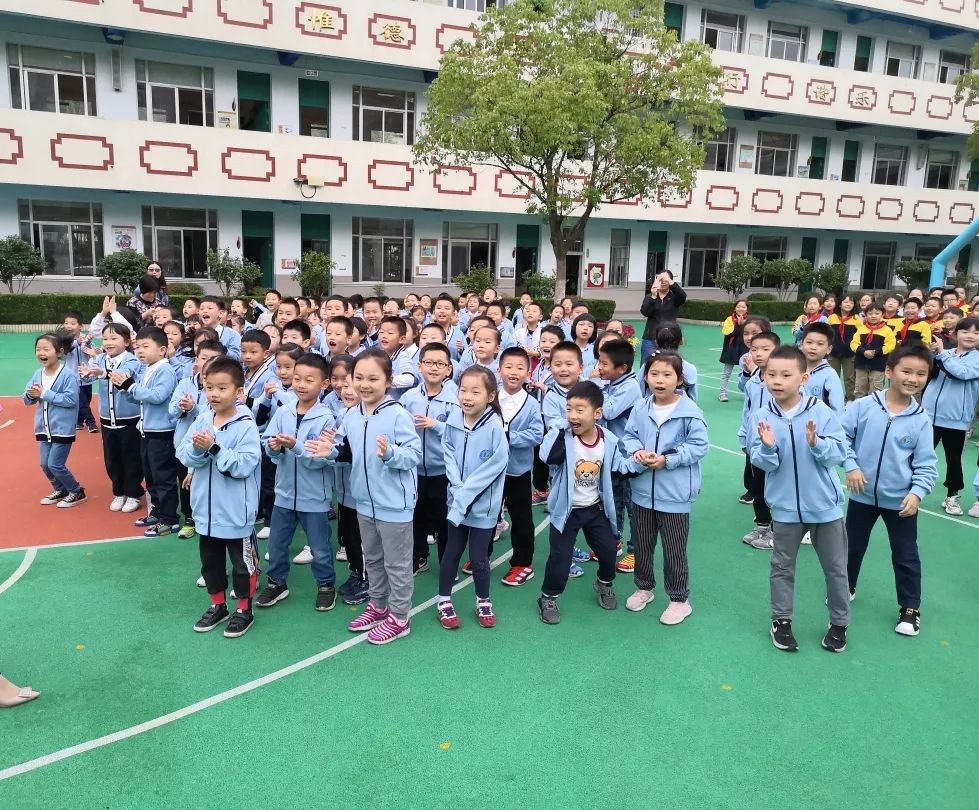 70周年校园系列报道十一探寻中国航空航天发展史走进白云园小学小学