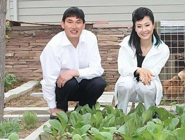 大衣哥家庭生活照 f9f8c38f0b3444c5b38d9899bb2f9e5a.jpeg