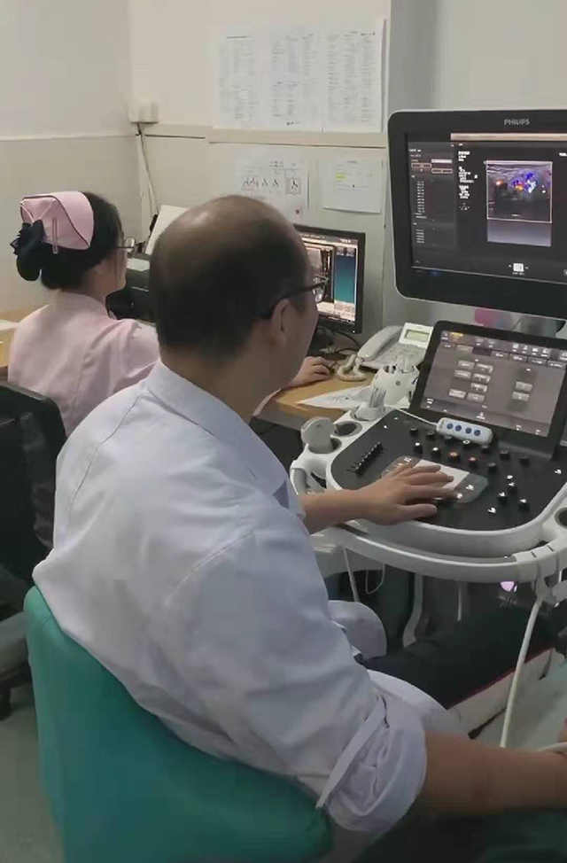 晓露爸爸■原创宝宝做B超检查，做完之后不想走，看到诊室墙上的画面，网友笑翻