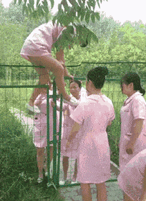 搞笑GIF图：小护士，你快跳下来啊，再不下来就走光了_姑娘