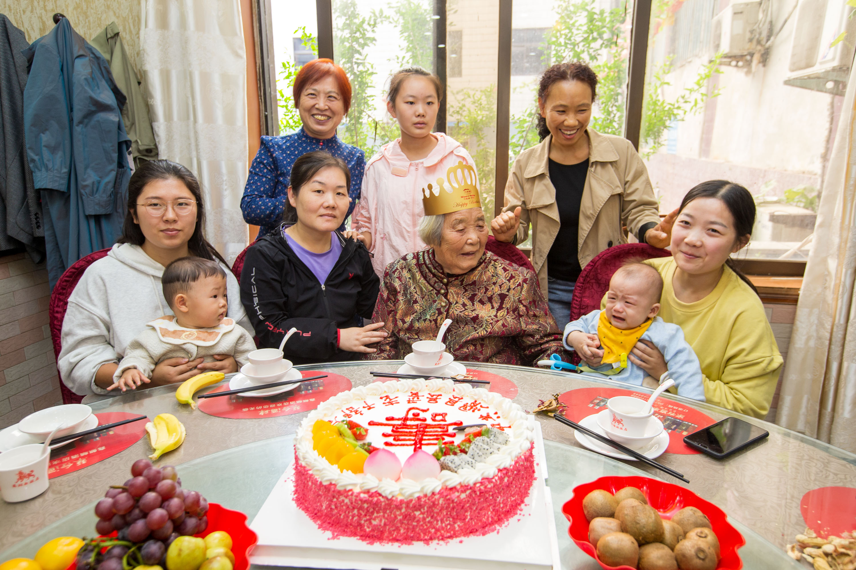 原创曾是八路军的老奶奶过九十四岁生日,四世同堂,晚辈争相与其合影