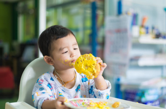 蓝象宝贝育儿■3种零食被点名，儿科医生：再宠也别给孩子吃，易伤脾胃还不长个