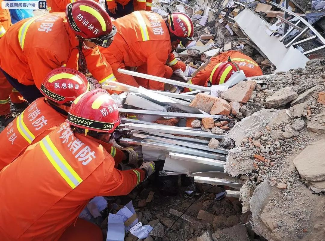 义乌市局交管分局上溪大队成功处置何里隧道水泥罐车起火事故