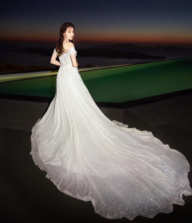 迪丽热巴穿婚纱的图片_迪丽热巴婚纱造型(2)