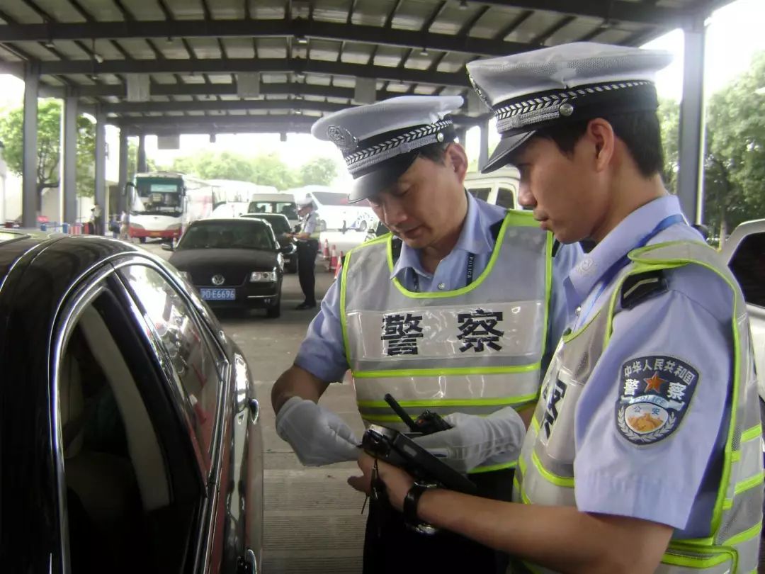 福建公安高等专科学校升格为本科层次的福建警察学院(图为揭牌仪式).