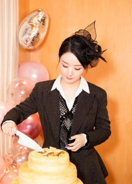 赵丽颖32岁生日现场画面曝光,打扮优雅笑容明媚,双手合十许愿