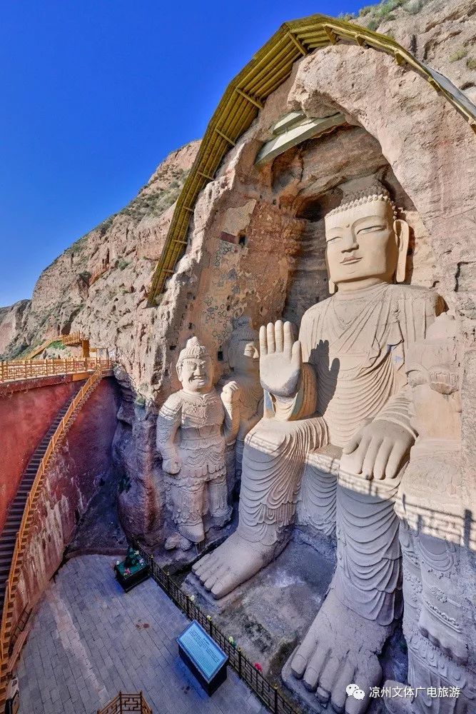 建于东晋十六国时期的天梯山石窟,也称大佛寺,位于甘肃省武威市城南约