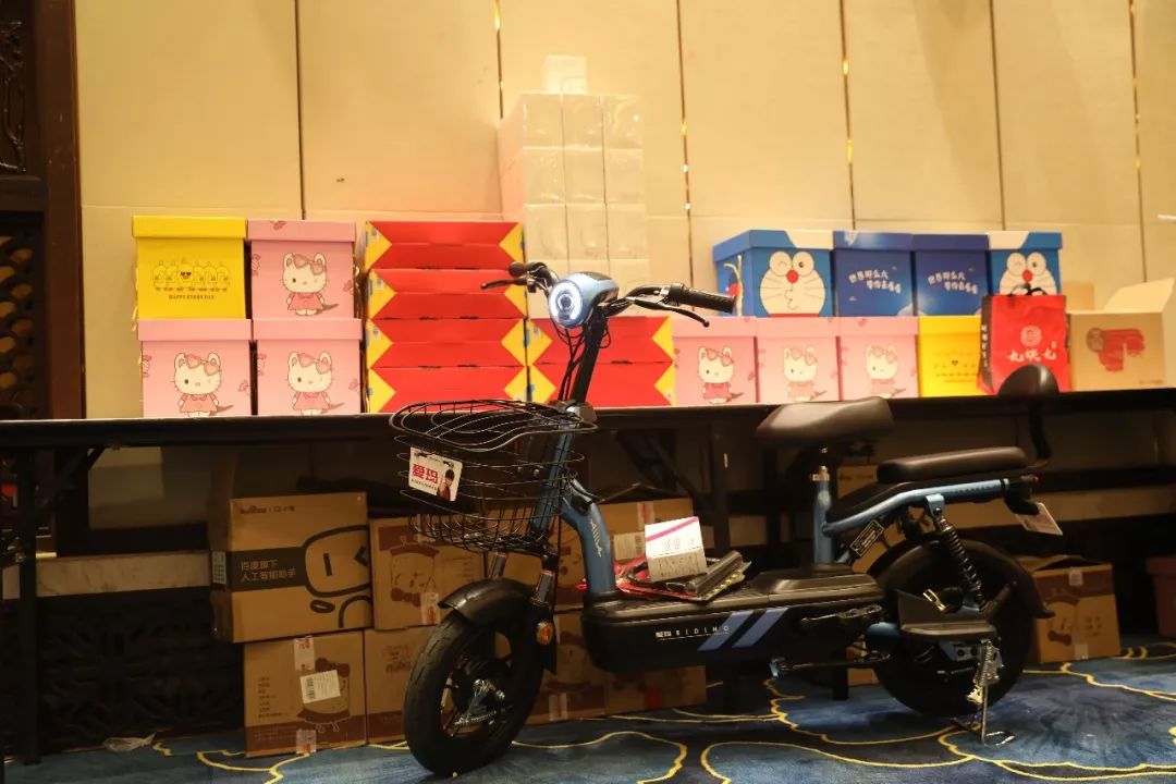 △本次会议实施积分奖励,会场两侧已摆满抽奖礼品