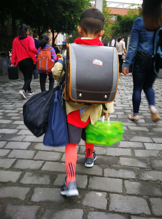 重庆小学生的书包到底有多重?采访了400 位妈妈后终于