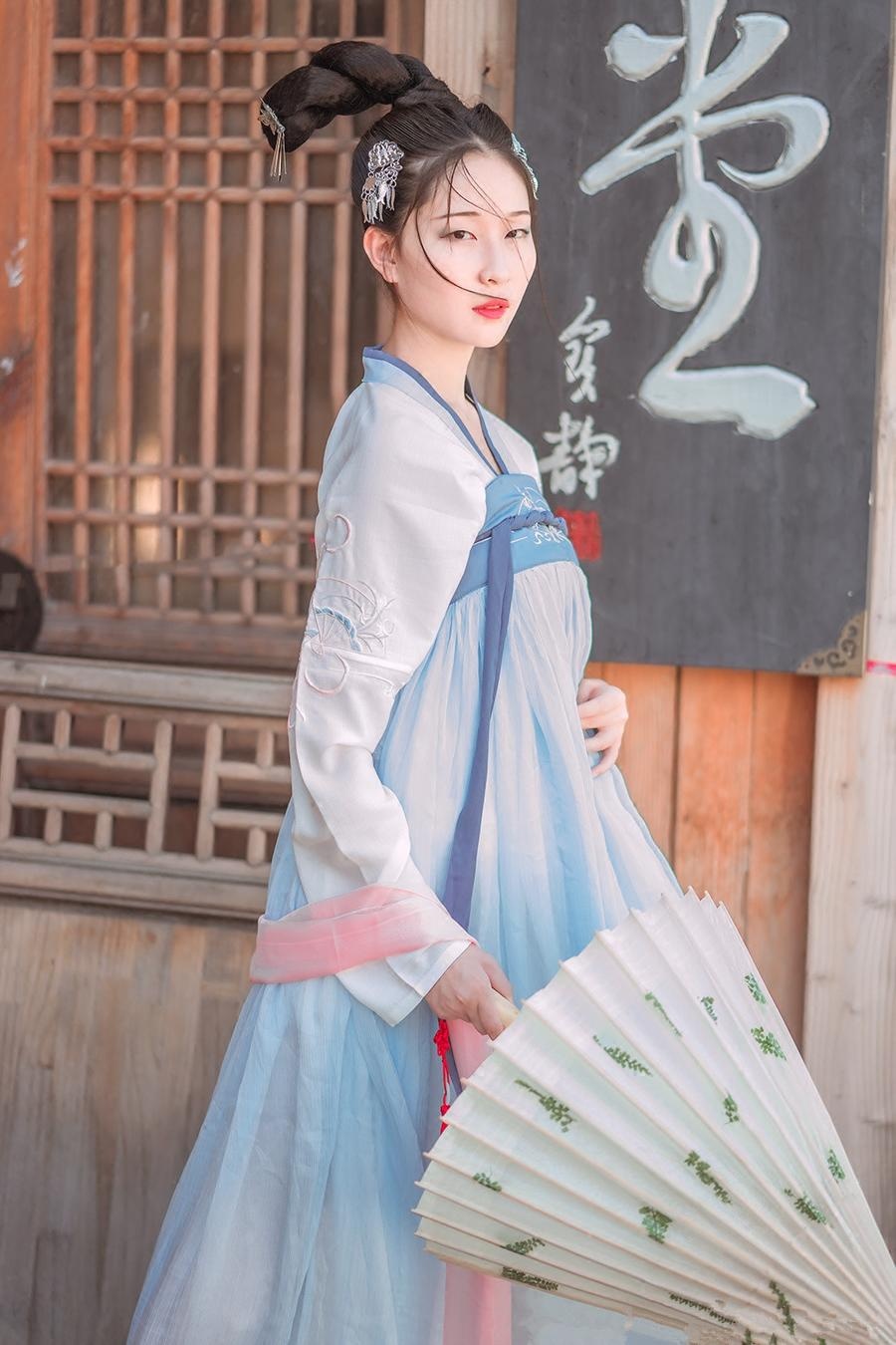 女生汉服怎么穿搭_女生穿汉服图片(3)