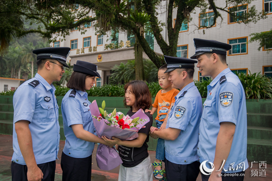 同事向吴远炯夫妇献花(吴学超/摄)