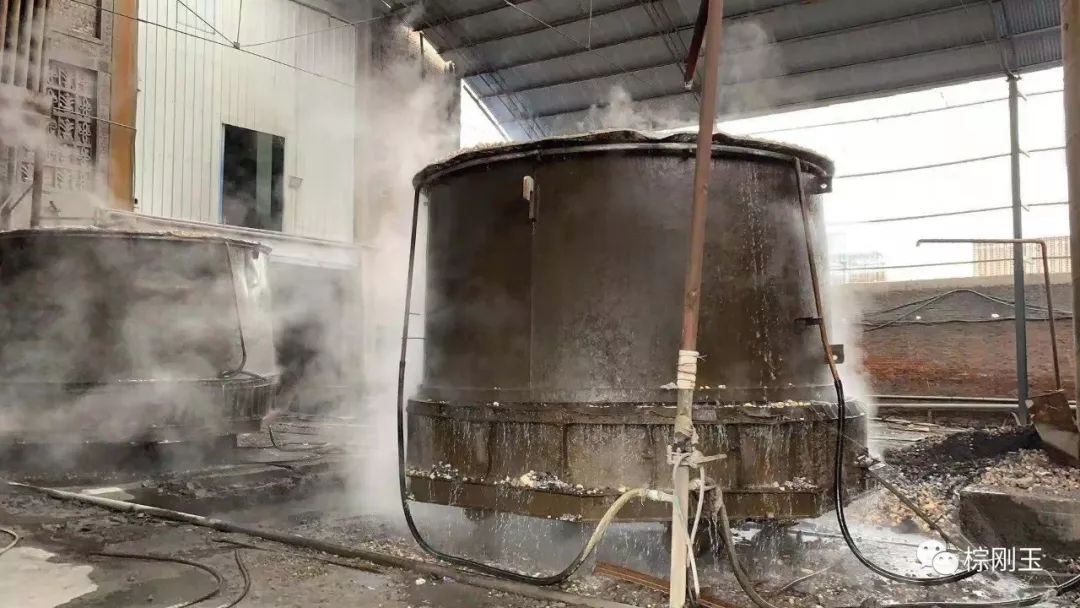 棕刚玉固定炉熔块法,倾倒炉冶炼法,流放式冶炼法的优劣对比
