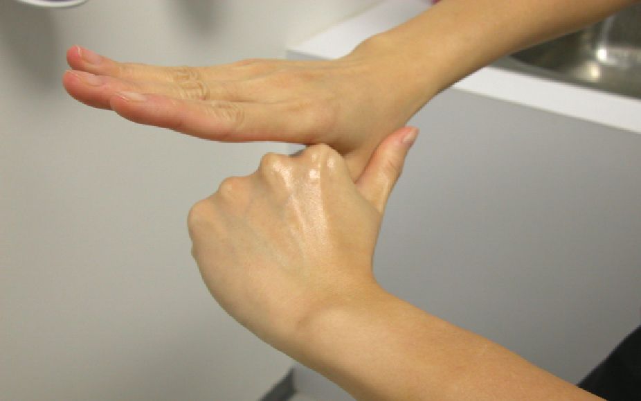 大:右手握住左手大拇指旋转揉搓,交换进行立:五指并拢指尖放在另一手掌