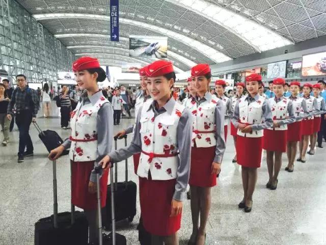 成都航空空姐张文静:从南航到成都航空,在梦想的天空自由翱翔!