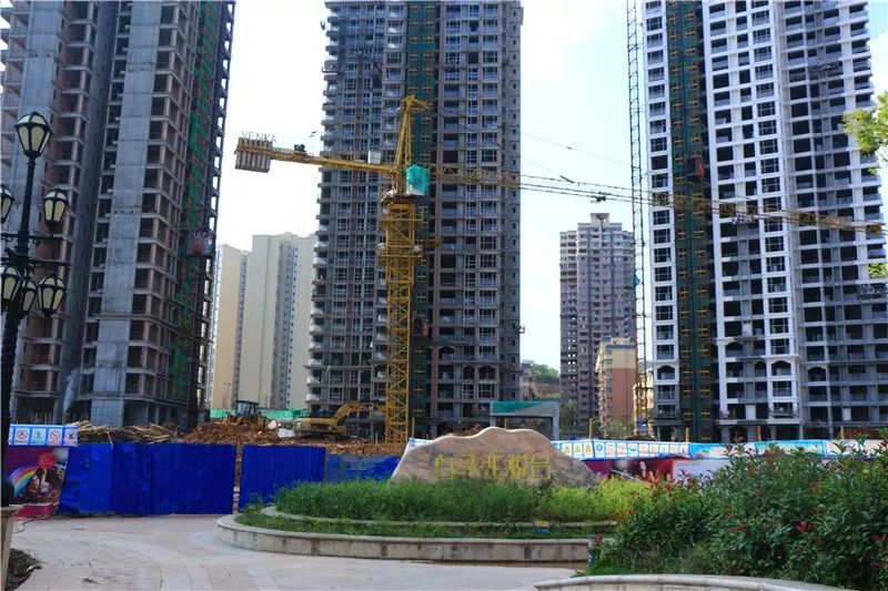 阳光·半山府邸位于嘉陵区长途客运站旁,由高层和多层组成.