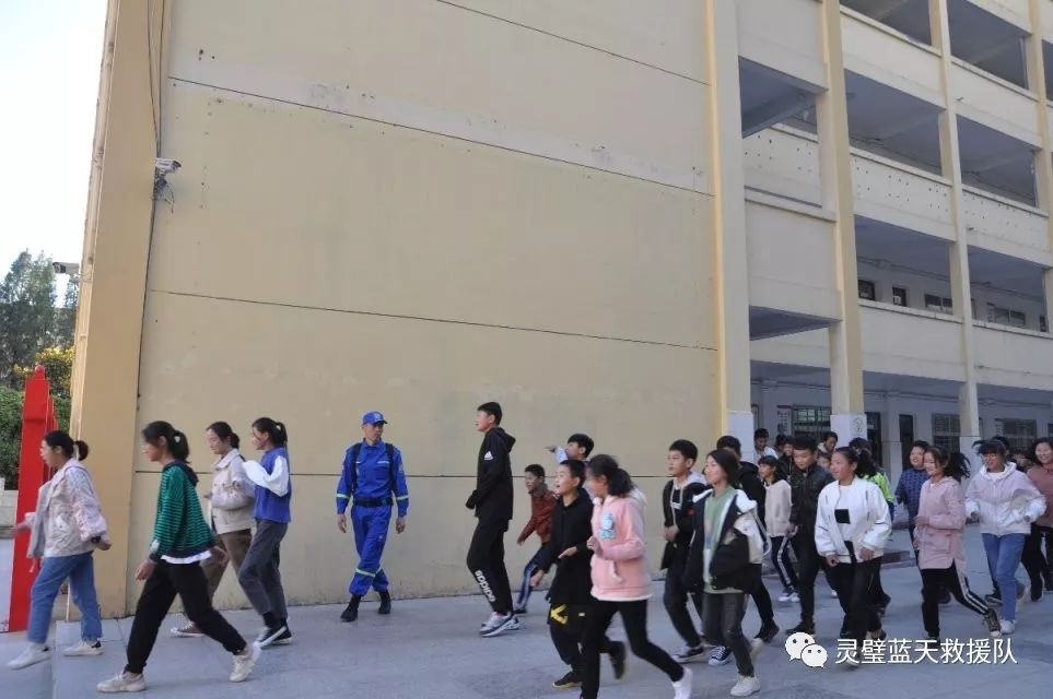 昨天下午,灵璧二中进了许多穿蓝色制服的人