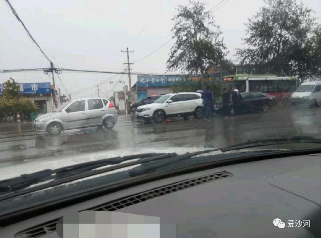 沙河:雨天路滑,多车发生事故,小心驾驶!