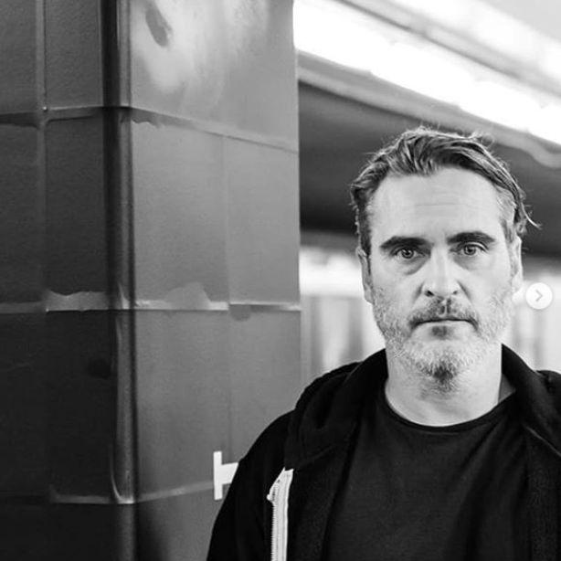 他就是joaquin phoenix(杰昆·菲尼克斯).