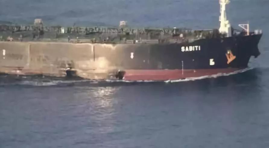 伊朗公布遭导弹袭击油轮照片2个大洞清晰可见丨码头网
