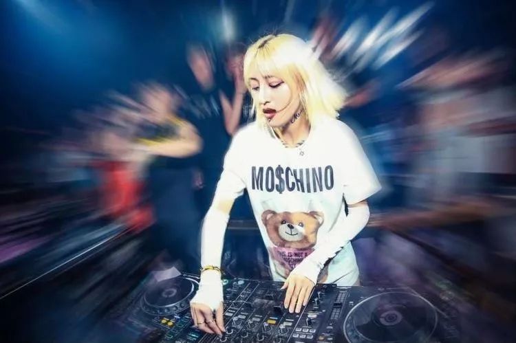 必杀技是双手举过头顶一起摇摆 umi dj界的性感精灵女神 当今抖音最