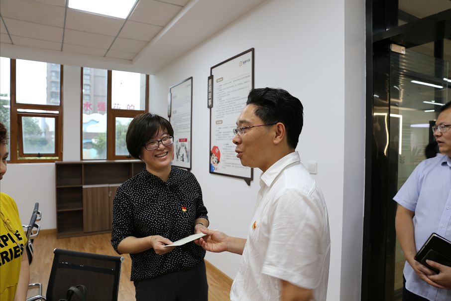 区委常委宣传部部长方飞龙赴潘火街道开展主题教育专题调研