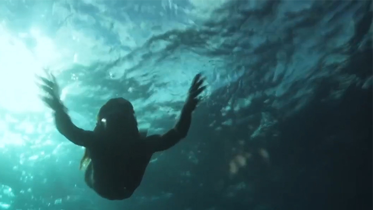 双系统浮潜神器 让你水中呼吸变得一样轻松 不过看起来像太空人 游泳