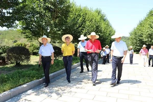 9月20日,西上海集团董事长曹抗美等高层领导莅临江西西山万寿陵园有限