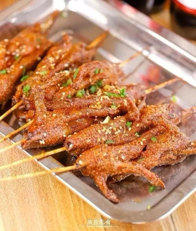又一家的经典招牌——烤鸡脚，基本是桌桌必点！不同于常规烧烤店的鸡脚
