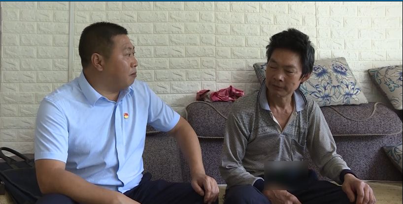 张恢正在给村民调解家庭矛盾