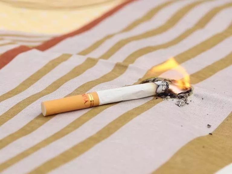 有些人喜欢躺在床上或沙发上吸烟,特别是饮酒后,烟未吸完,人已入睡