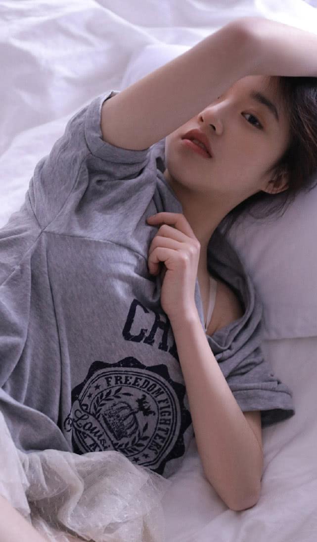 清纯美女居家慵懒写真图片,气质十足