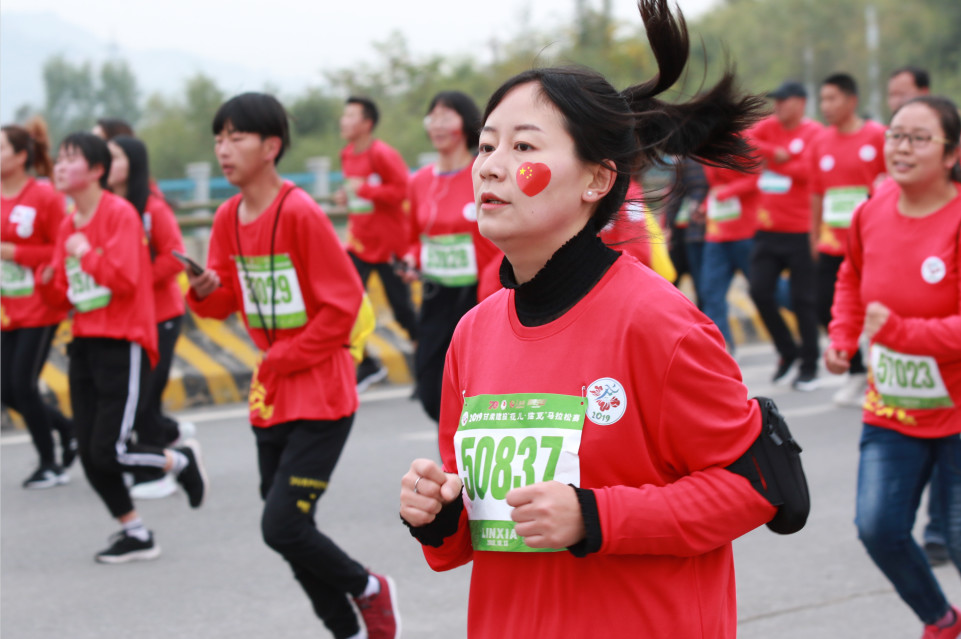 花儿临夏激情奔跑2019甘肃建投花儿临夏马拉松赛鸣枪开赛