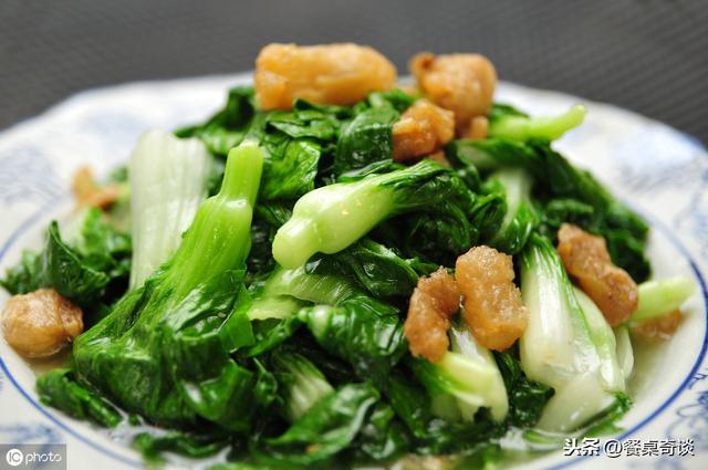 厨艺入门课丨同样都是炒青菜,为啥别人那盘儿看上去比较香?