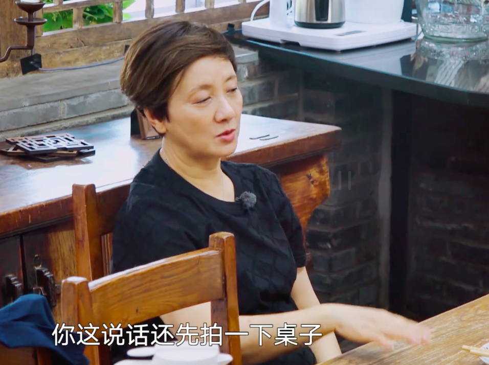 邓婕|原创张国立录综艺欲展现家庭地位，拍桌子大声说话，被邓婕当场拆穿