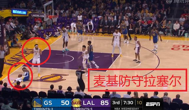 拉塞尔强突摔倒险受伤,防守他的麦基紧张了,谁注意麦基举动