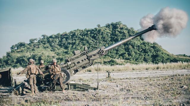 美国海军陆战队在菲律宾试射M777型155毫米榴弹炮
