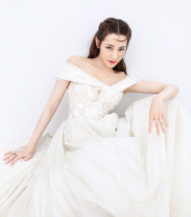 迪丽热巴晒婚纱照,已经数不清看了多少遍,鞋子