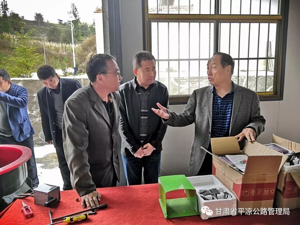 在静宁县上岔村和庙岔村调研时,还携带清油,大米等慰问品,对局两个驻