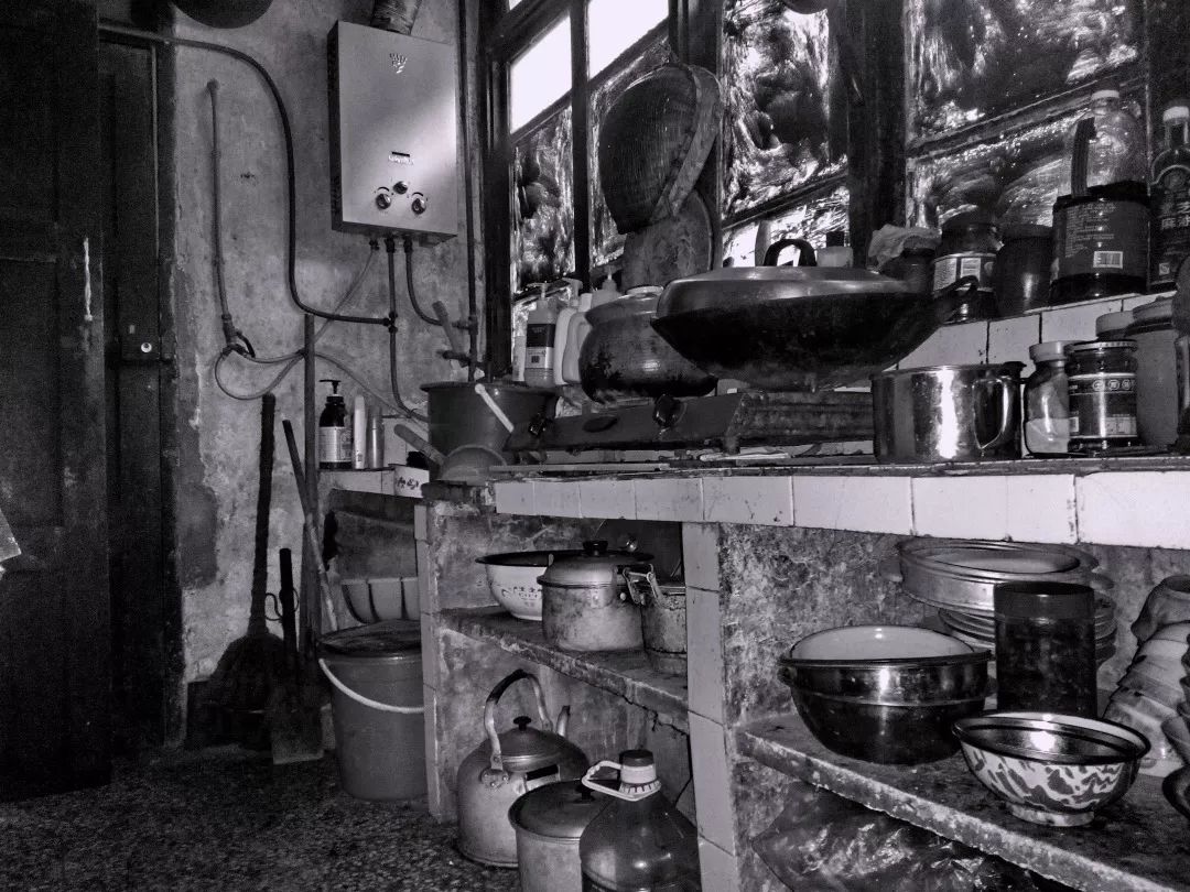 壮丽70年奋斗新时代一组老照片带你穿越时空听老矿工讲他的小平房之变