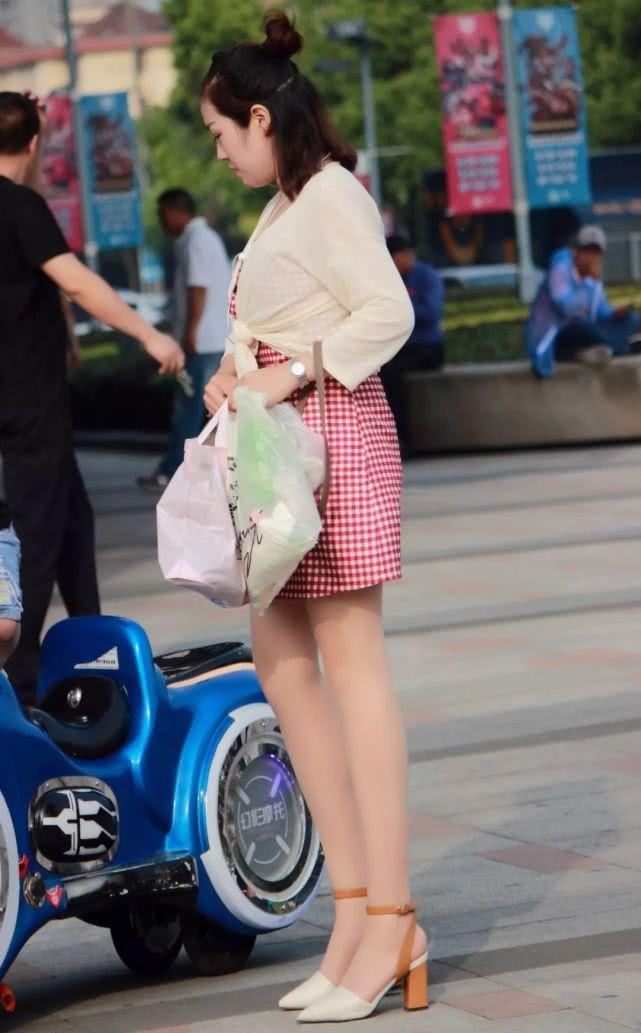 街拍美女:微胖辣妈穿短裙带娃骑儿童车,网友:母爱光环