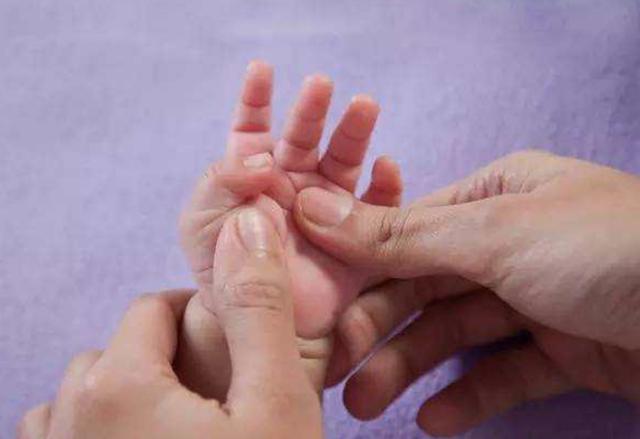 长到这个月龄,宝宝还一直紧握拳头,可能是脑瘫的预警信号