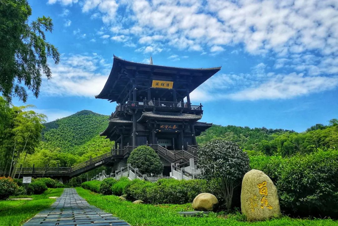 风景秀丽,东有两百余亩桃花湖,西有千年文化名寺城山清凉禅寺,一派