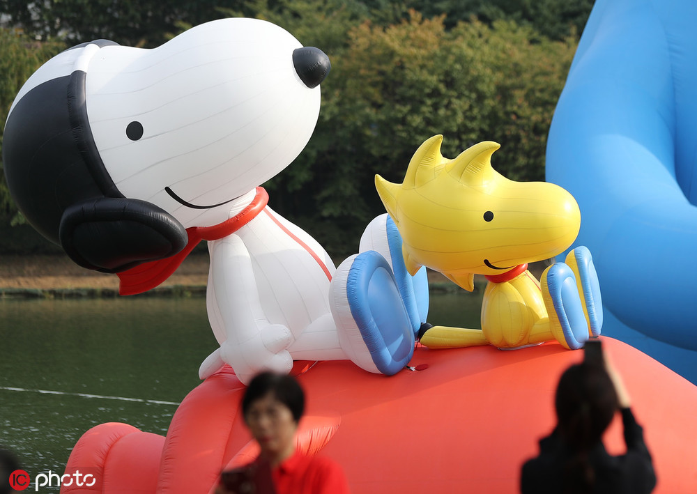 韩国展出卡通气球纪念人类登月50周年