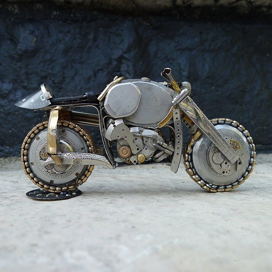 穷玩车富玩表还不够?这个富二代专门把表拆了