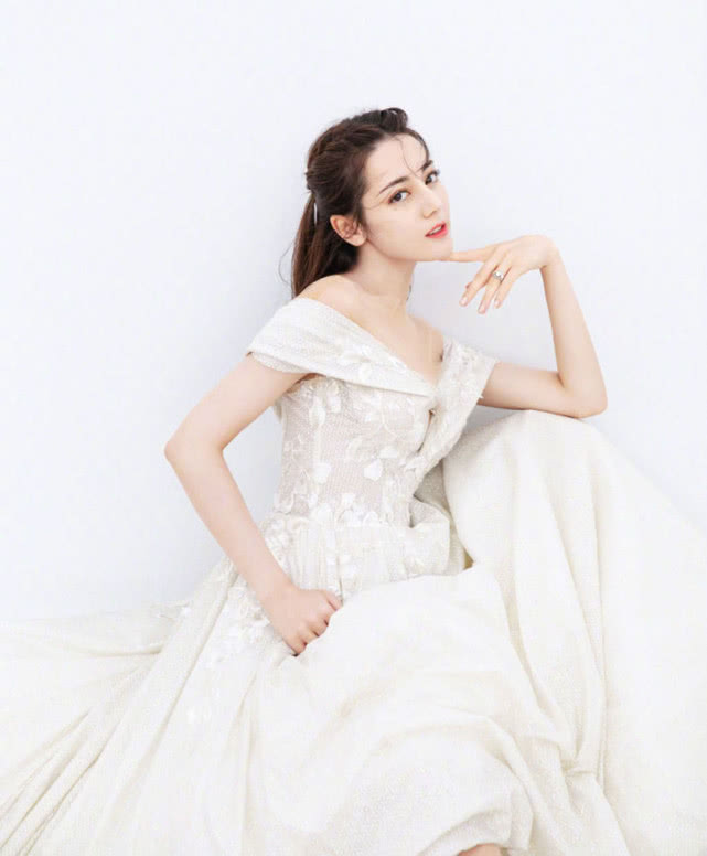 迪丽热巴晒婚纱照,已经数不清看了多少遍,鞋子